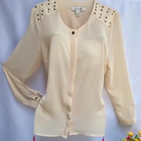 Blus n en color nude en tela de gasa Forever 21 de segunda mano